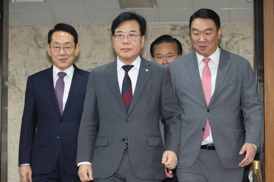 국민의힘 송언석 원내대표와 김도읍 정책위의장을 비롯한 원내지도부가 24일 서울 여의도 국회에서 열린 국정감사 대책회의에 참석하고 있다. 연합뉴스