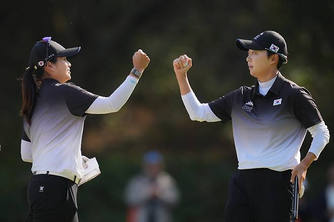 최혜진(왼쪽)과 김효주가 25일 열린 한화 라이프플러스 인터내셔널 크라운 조별리그 B조 3차전에서 3번홀 퍼트를 마친 뒤 손을 맞부딪치고 있다. AP연합뉴스