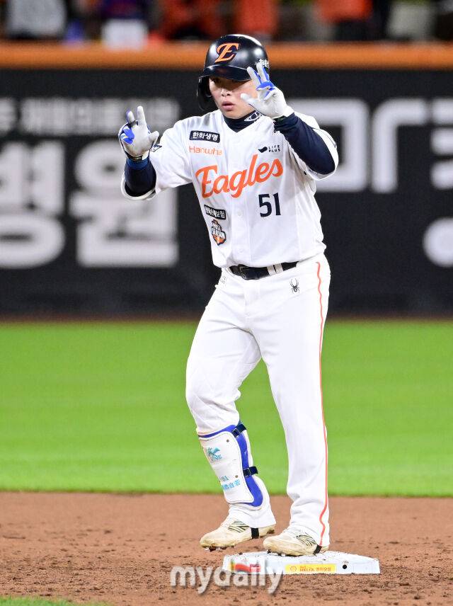 2025년 10월 24일 오후 대전한화생명볼파크에서 열린 '2025 신한 SOL BANK KBO 포스트 시즌' 삼성 라이온즈와 한화 이글스의 플레이오프(PO) 5차전 경기. 한화 문현빈이 3회말 1사 후 2루타를 친 뒤 기뻐하고 있다./대전=유진형 기자 zolong@mydaily.co.kr