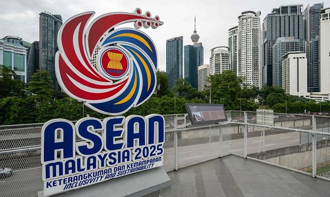 오는 26∼28일 아세안(ASEAN·동남아시아국가연합) 정상회의가 열리는 말레이시아 쿠알라룸푸르에 설치된 아세안 정상회의 로고. AFP연합뉴스