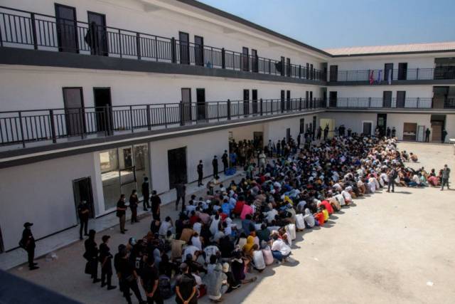 지난 2월26일 미얀마 먀와디 카렌 국경수비대가 스캠 센터를 급습해 관련자들을 검거한 모습. 사진은 해당 기사 내용과 무관함. 로이터연합뉴스