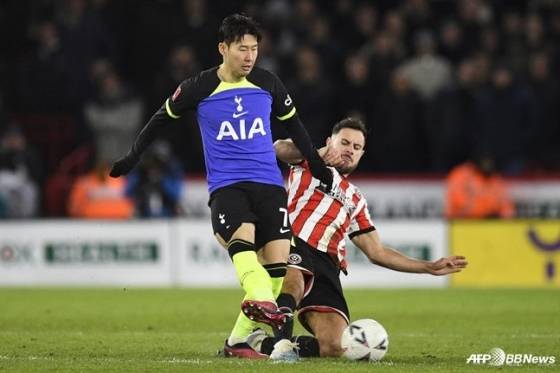 조지 발독(오른쪽)이 손흥민(당시 토트넘 홋스퍼)에게 태클을 시도하고 있다. /AFPBBNews=뉴스1
