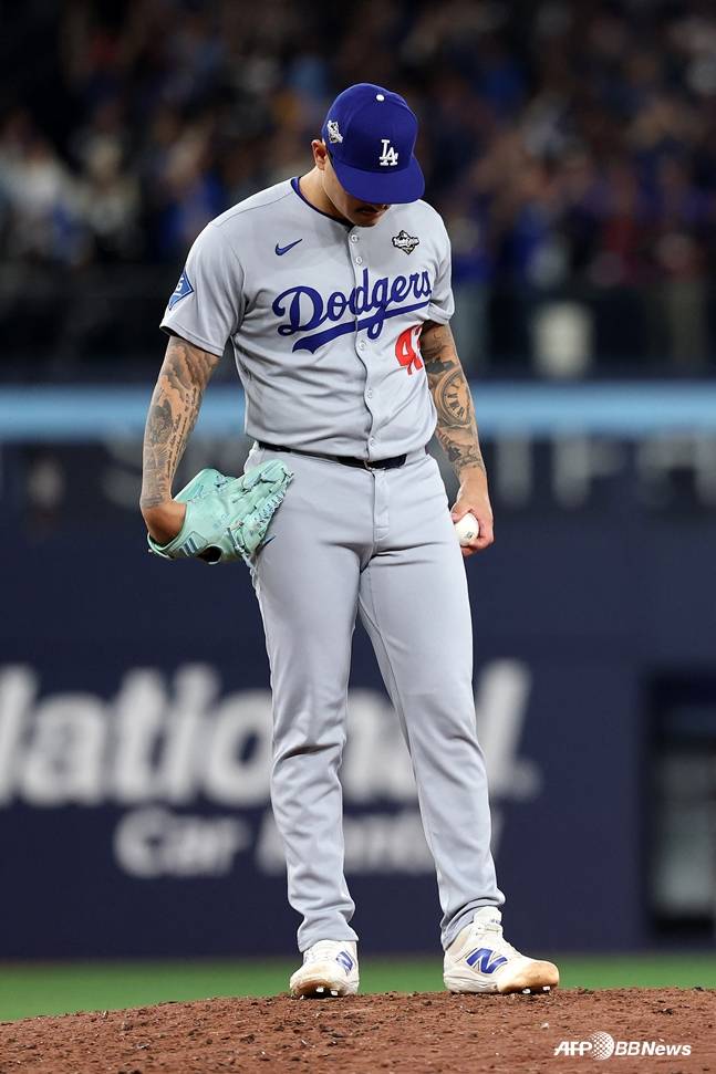 25일 열린 월드시리즈 1차전서 난조에 고개를 떨군 앤서니 반다. /AFPBBNews=뉴스1