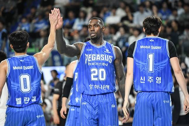 라건아(가운데). /사진=KBL