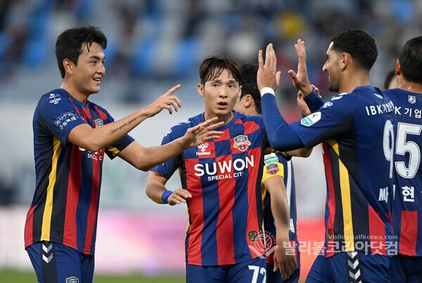 수원FC 싸박이 동점골을 성공시키고 김태한과 함께 기뻐하는 모습.(사진=김종원 기자)