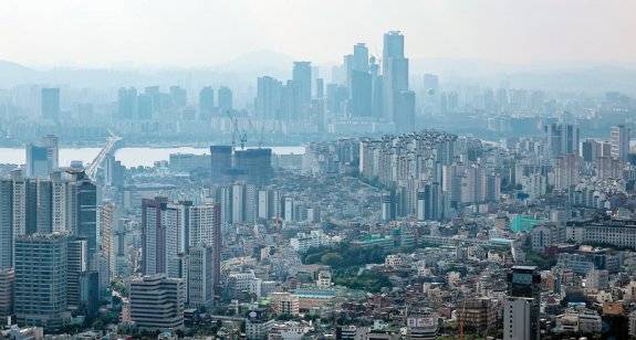 정부는 10월 15일 서울 전역과 경기 12개 지역을 토지거래허가구역 및 규제지역(투기과열지구·조정대상지역)으로 묶는 ‘주택시장 안정화 대책’을 발표했다. 뉴스1