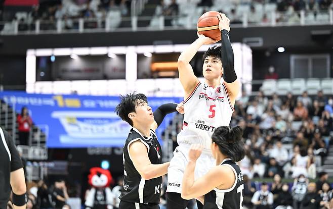 프로농구 안양 정관장의 변준형이 26일 수원 kt소닉붐아레나에서 열린 수원 kt와의 원정경기에서 상대 수비를 뚫고 슛을 시도하고 있다.