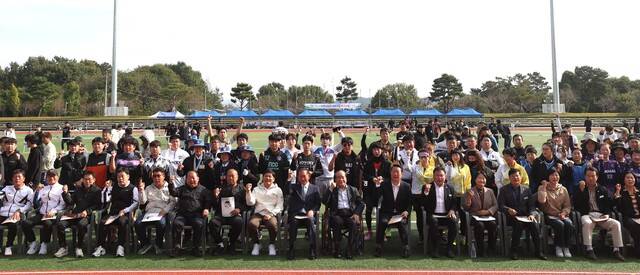 26일 순창공설운동장에서 열린 '2025 전북일보배 생활체육 족구대회'에서 윤석정 전북일보 사장과 최영일 순창군수 등 참석자들이 기념촬영을 하고 있다. 조현욱 기자