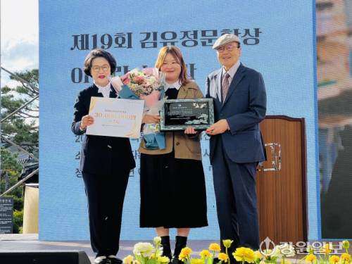 ◇제19회 김유정문학상 수상자인 (사진 가운데)이주란 소설가. 사진=김오미기자