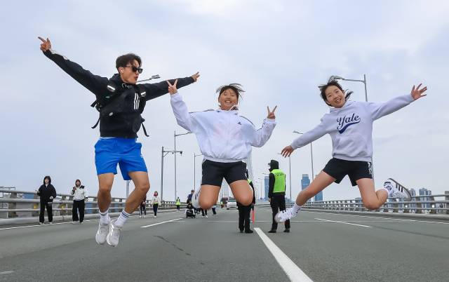 부산일보 주최 ‘2025 부산바다마라톤’이 26일 오전 부산 벡스코 야외광장과 광안대교, 광안리해수욕장 일대에서 열렸다. 10km 로드레이스와 5km 건강달리기 2개 종목으로 열린 이날 행사의 참가자들이 광안대교 위에서 기념촬영을 하고 있다. 김종진 기자 kjj1761@