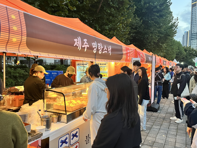 전국 각지에서 온 떡볶이를 먹기 위해 시민들은 떡볶이 판매 부스로 발걸음을 옮기고 있다. 김정원 기자