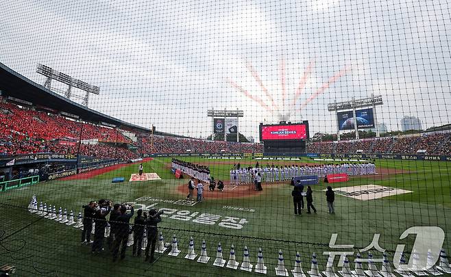 26일 서울 잠실야구장에서 열린 프로야구 2025 신한 SOL뱅크 KBO 포스트시즌 한국시리즈 1차전 한화 이글스와 LG 트윈스의 경기에서 경기 시작을 알리는 폭죽이 터지고 있다. 2025.10.26/뉴스1 ⓒ News1 김성진 기자