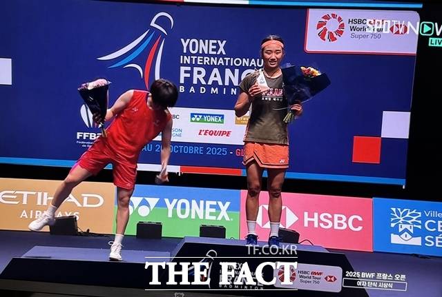 프랑스 오픈 시상대에 오른 챔피언 안세영(오른쪽)과 준우승을 차지한 왕즈이./SPOTV