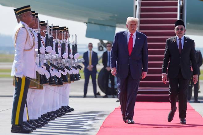 26일 말레이시아 쿠알라룸푸르 국제공항에 도착한 도널드 트럼프 미국 대통령이 안와르 이브라힘 말레이시아 총리의 환영을 받고 있다. AP 뉴시스