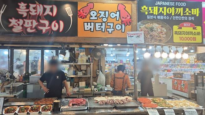 26일 오후 서귀포시 서귀동 서귀포매일올레시장에 있는 오징어 버터구이 가게 앞이 한산하다. 서보미 기자