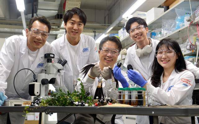 탈모 샴푸 그래비티를 개발한 이해신(가운데) 카이스트 화학과 석좌교수와 연구진. 폴리페놀팩토리 제공