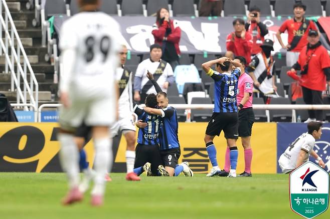 인천 제르소(11번)가 26일 인천축구전용경기장에서 열린 경남과의 하나은행 K리그2 2025 36라운드 중 선제골을 넣고 무고사, 이명주와 환호하고 있다. 사진=프로축구연맹