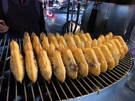 원재료 값 상승으로 겨울철 대표 간식인 붕어빵 가격도 오르고 있다. 사진은 지난 24일 서울 종로구의 한 붕어빵 가게. 사진 김경희 기자