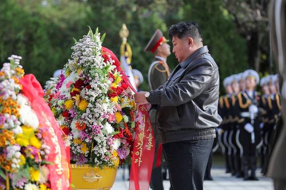 북한 노동당 기관지 노동신문은 25일 "김정은 동지가 중국인민지원군 조선전선(6·25전쟁) 참전 75돌 즈음해 지난 24일 평안남도 회창군에 있는 중국인민지원군 열사릉원을 찾으시고 열사들에게 숭고한 경의를 표했다"라고 보도했다. 노동신문, 뉴스1