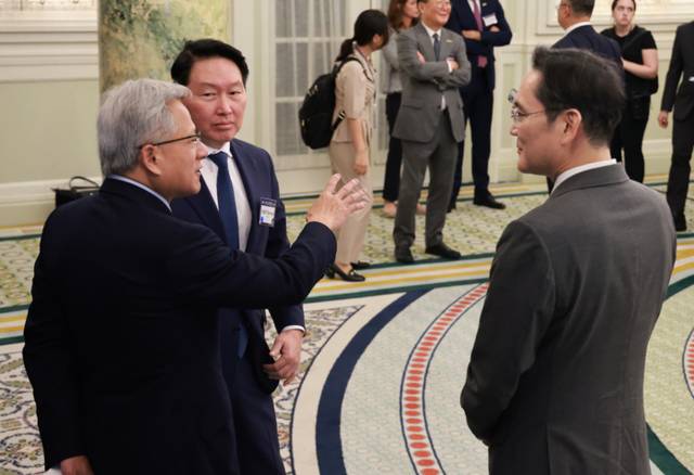 ▲ 이재용 삼성전자 회장과 최태원 대한상공회의소 회장 겸 SK그룹 회장이 25일(현지시간) 미국 워싱턴DC 윌라드 호텔에서 열린 한미 비즈니스 라운드 테이블 리셉션에서 젠슨 황 엔비디아 최고경영자(CEO)와 대화하고 있다. 2025.8.26 연합뉴스 자료사진