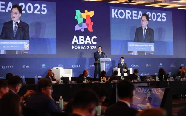 ▲ 우원식 국회의장이 26일 부산 아난티 앳 코브에서 열린 2025 APEC 기업자문위원회(ABAC) 제4차 회의 개막식에서 연설하고 있다. 국회의장실 제공.