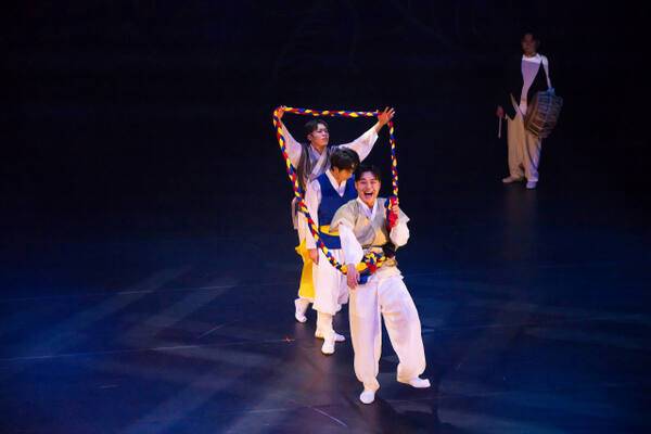 지난 25일 정조테마공연장에서 열린 ‘조선유랑연희: 탈의 문, 산대의 혼’ 무대 장면. 수원문화재단 제공