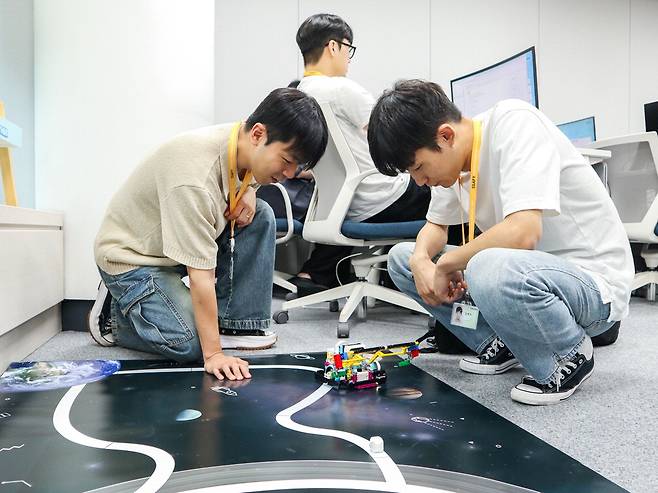 SSAFY 12기 교육생들이 로봇 관련 프로젝트를 수행하고 있다.