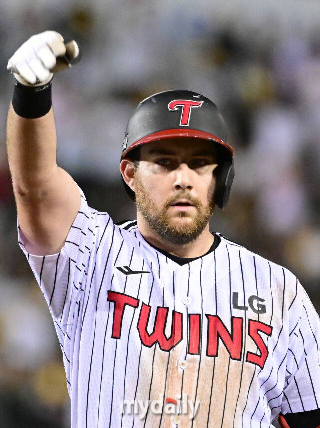 2025년 8월 30일 오후 서울 잠실구장에서 열린 '2025 신한 SOL뱅크 KBO 리그' 키움 히어로즈와 LG 트윈스의 경기LG 오스틴이 7회말 1사 후 안타를 친 뒤 기뻐하고 있다./마이데일리