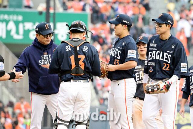 26일 오후 서울 잠실야구장에서 진행된 '2025 신한 SOL Bank KBO 한국시리즈 1차전' 한화 이글스와 LG 트윈스의 경기. 한화 정우주가 교체되고 있다./잠실=곽경훈 기자