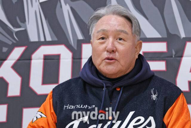 2025년 10월 26일 오후 서울 송파구 잠실야구장에서 열리는 '2025 신한 SOL Bank KBO 한국시리즈 1차전' 한화 이글스와 LG 트윈스의 경기 전 한화 김경문 감독이 취재진과 인터뷰를 하고 있다./잠실=곽경훈 기자 kphoto@mydaily.co.kr