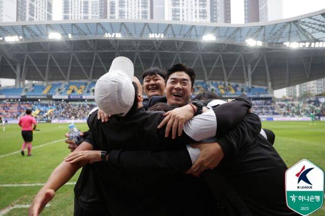 윤정환 감독이 인천 스태프들과 우승의 기쁨을 누리고 있다./한국프로축구연맹