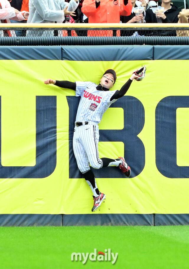 26일 오후 서울 잠실야구장에서 진행된 '2025 신한 SOL Bank KBO 한국시리즈 1차전' 한화 이글스와 LG 트윈스의 경기. LG 박해민이 1회초 1사 1루에서 한화 문현빈의 타구를 잡아내고 있다./잠실=곽경훈 기자