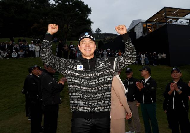 우승 확정 후 두 손을 들고 기뻐하는 이정환. 사진 제공=KPGA