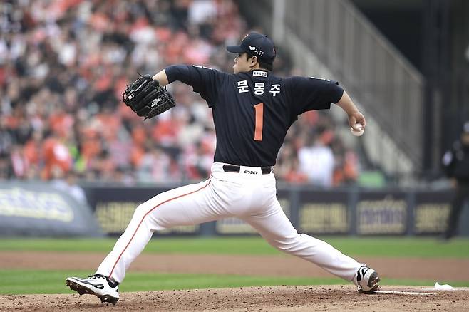 한화 문동주가 26일 잠실구장에서 열린 ‘2025 신한 SOL 뱅크 KBO PS’ LG와 한국시리즈 1차전에 선발등판해 힘차게 공을 던지고 있다. 잠실|뉴시스