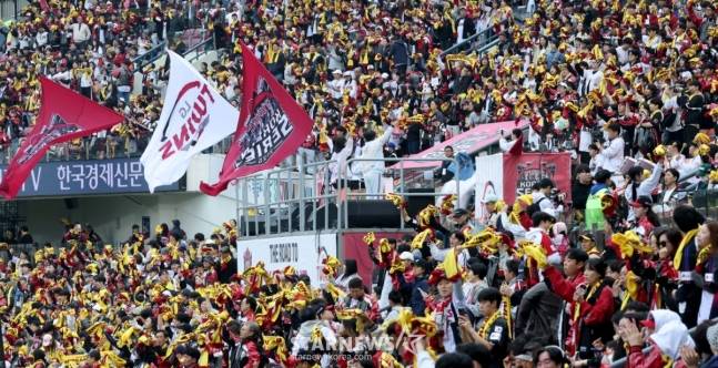 2025 KBO리그 한국시리즈 1차전 LG 트윈스 대 한화 이글스전이 26일 잠실야구장에서 열렸다. LG 팬들이 열띤 응원을 펼치고 있다. /사진=김진경 대기자