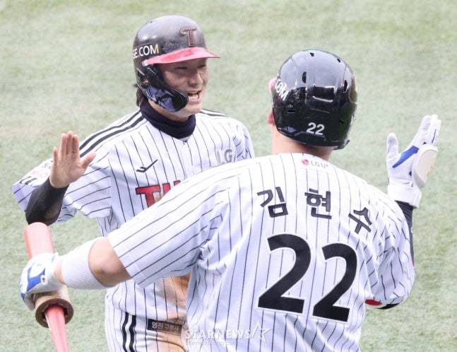 2025 KBO리그 한국시리즈 1차전 LG 트윈스 대 한화 이글스전이 26일 잠실야구장에서 열렸다. LG 5회말 1사 3루에서 3루주자 신민재가 오스틴의 내야땅볼 때 상대 실책에 힘입어 득점한 후 기뻐하고 있다. /사진=김진경 대기자