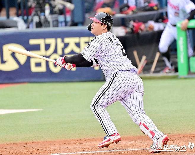 26일 오후 서울 송파구 잠실야구장에서 열린 '2025 신한 SOL Bank KBO 한국시리즈' 한화 이글스와 LG 트윈스의 1차전 경기, 4회말 무사 1루 LG 문보경이 타격을 하고 있다. 결과는 중견수 플라이 아웃. 잠실, 김한준 기자
