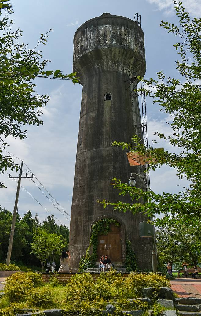 화본역 뒤에 있는 급수탑 세월의 더깨가 가득하다. /최병일기자
