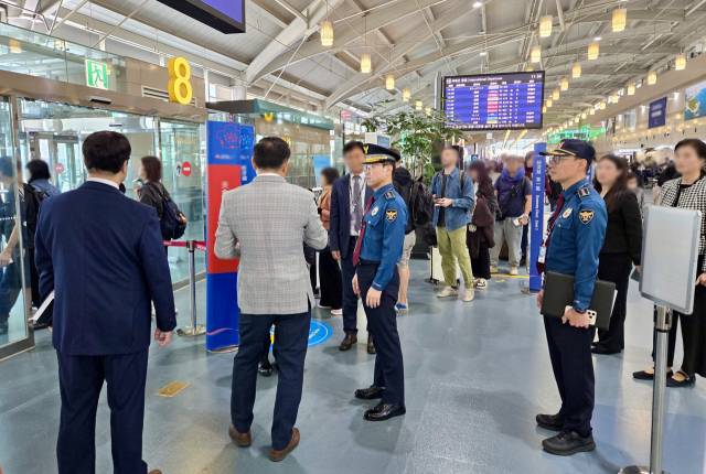 27일 엄성규(왼쪽 가운데) 부산경찰청장이 김해국제공항을 방문해 각국 APEC 정상회의 주요 인사의 입·출국 사전 대비 사항을 점검했다. 부산경찰청 제공