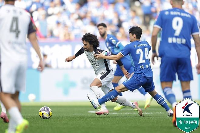 K리그2 승격 경쟁 중인 수원 삼성과 전남 드래곤즈. (한국프로축구연맹 제공)