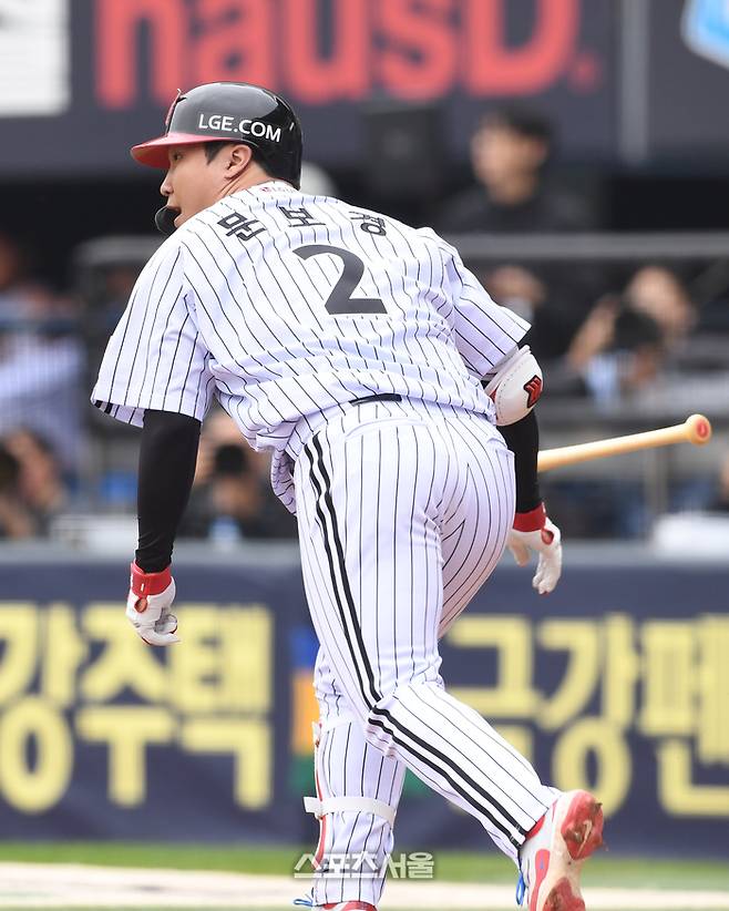 LG 문보경 26일 잠실구장에서 열린 2025 KBO리그 한화와의 한국시리즈 1차전 1회말 2사 3루 상황에서 한화 선발투수 문동주를 상대로 1타점 2루타를 치고 있다. 잠실 | 박진업 기자 upandup@sportsseoul.com