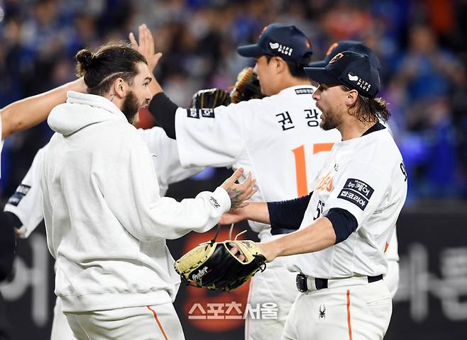 한화 와이스(오른쪽)가 24일 대전 한화생명볼파크에서 열린 2025 KBO리그 삼성과의 플레이오프 5차전에서 4이닝 1실점 세이브를 기록하며 승리를 지켜낸 뒤 선발투수였던 폰세와 함께 기뻐하고 있다. 대전 | 박진업 기자 upandup@sportsseoul.com