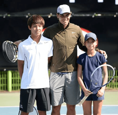 2013년 방한 당시 청각장애 테니스 꿈나무 이덕희를 지도한 나달. 채널에이 자료