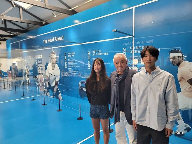 주원홍 대한테니스협회장과 내년 스페인 마요르카 나달 아카데미에서 훈련하게 된 유망주 홍예리, 김시윤. 김종석