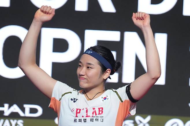 안세영이 26일 프랑스오픈을 제패하며 시즌 9번째 우승을 거뒀다. 사진은 지난주 덴마크 대회 우승 후 팬들에게 인사하는 모습. AP 뉴시스