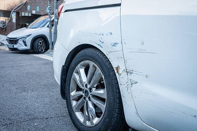 서울양양고속도로에서 폭우 속 차량 전도 사고를 당한 60대 여성을 해양경찰이 구조했다. 그는 한 시간 넘게 현장을 지키고 이름도 남기지 않은 채 떠나 감동을 주고 있다. 기사와 관련 없는 자료 이미지. 게티이미지뱅크