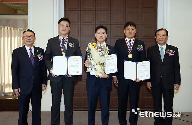 노규익 명일폼테크 대표(가운데)가 장영실 국제과학문화상 시상식에서 친환경 신기술 개발 부문 대상을 수상한뒤 기념촬영하고 있다.