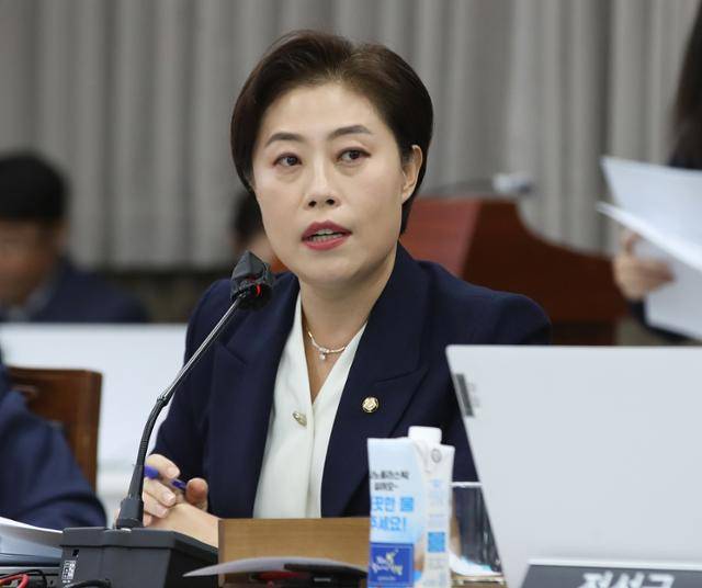 서지영 국민의힘 의원이 23일 경남 창원 성산구 경남교육청에서 열린 국회 교육위원회의 경상국립대, 부산대, 경상국립대병원, 부산대병원, 부산대치과병원에 대한 국정감사에서 질의하고 있다. 뉴스1
