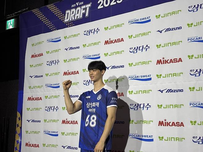 서울 강서구 메이필드 호텔에서 27일 열린 2025-2026 V리그 남자부 신인 드래프트에서 전체 2순위로 삼성화재에 지명된 이우진(전 이탈리아 몬차)가 인터뷰를 마친 뒤 포즈를 취하고 있다. 최원준 기자