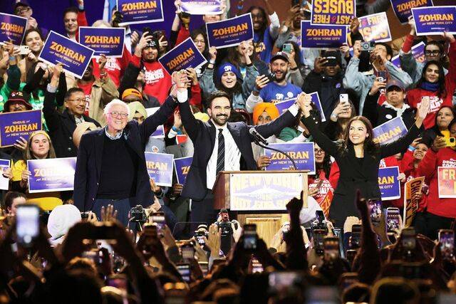 미국 뉴욕시장 선거에 출마한 조란 맘다니(가운데) 민주당 후보가 26일(현지시간) 뉴욕 퀸즈 포레스트힐스스타디움에서 버니 샌더스(왼쪽) 상원의원, 알렉산드리아 오카시오-코르테스 하원의원과 손을 맞잡고 지지자들을 향해 인사하고 있다. AP연합뉴스